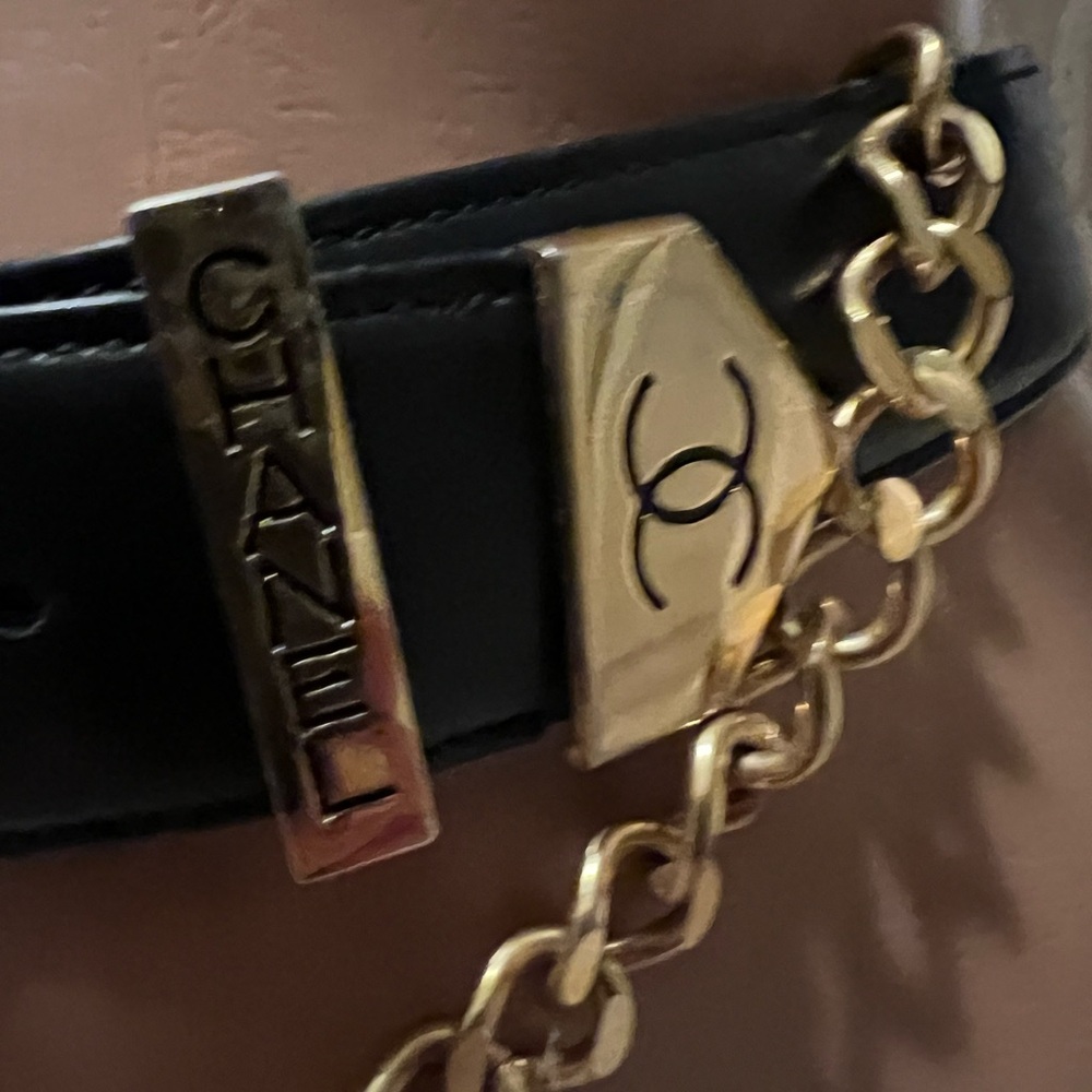CHANEL Black Leather Belt with Gold Chain & Dangling Round Chanel Medallion - Picture 2 of 15